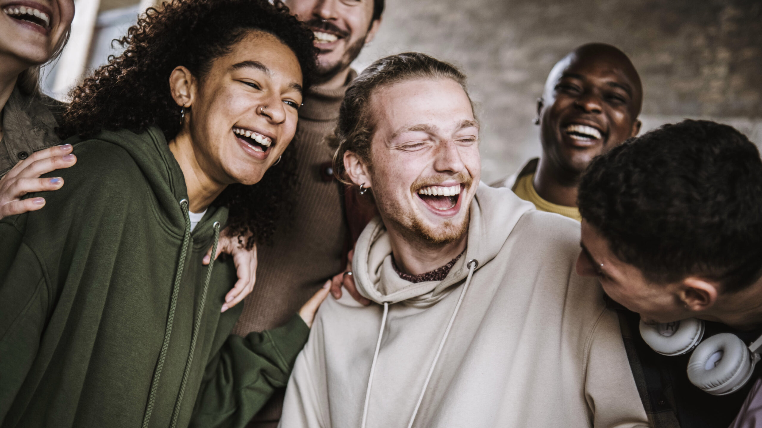 Group of best friends having fun laughing together outside - Mil