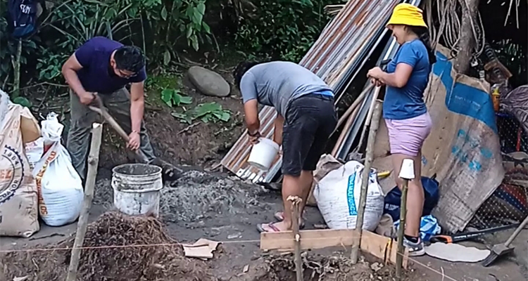 Ecuador-helps-build-houses