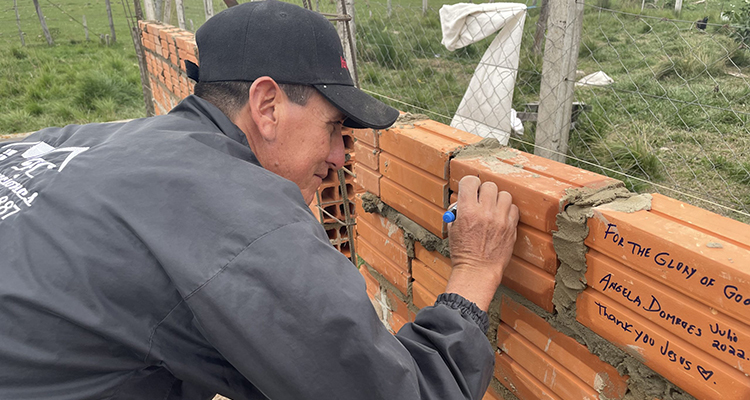 Signing-Bricks-Paraguay